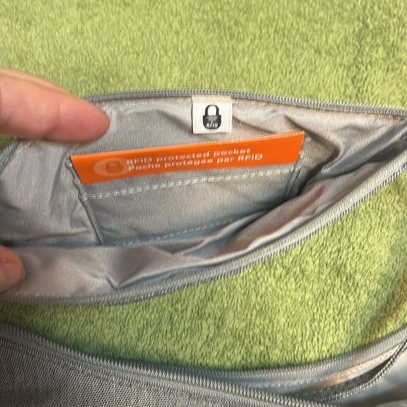 NWT Baggallini anti-theft travel bag with attached  RFID protection wallet - Picture 8 of 8